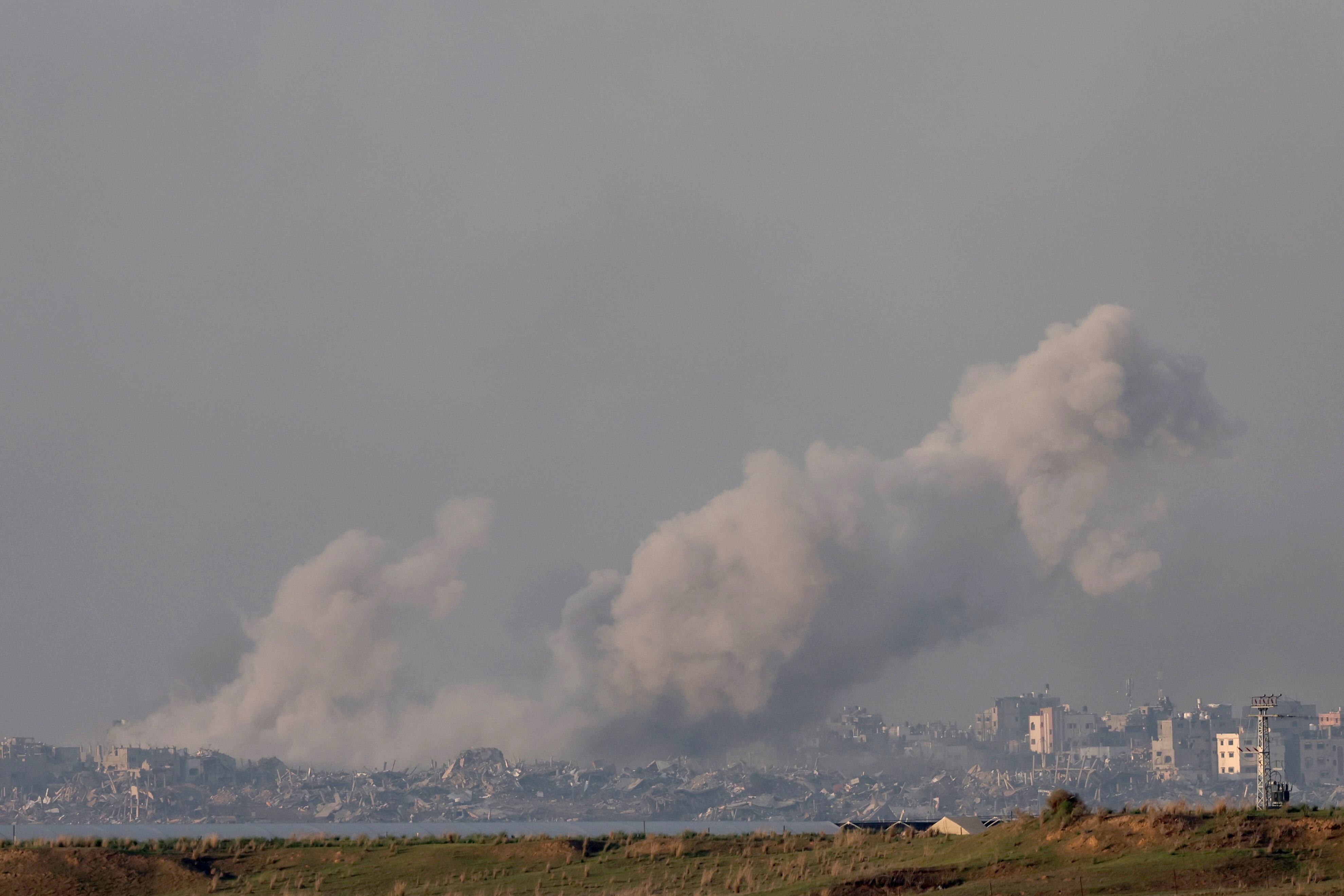 Desconocido (Israel), 14/12/2023.- El humo se eleva desde los edificios de Gaza mientras continúa la operación del ejército israelí en la Franja, visto desde un lugar no revelado cerca de la frontera de Gaza, este jueves. Al menos 18.000 palestinos y 1.200 israelíes han muerto, según el Ministerio de Salud palestino y las Fuerzas de Defensa de Israel (FDI).-EFE/ATEF SAFADI