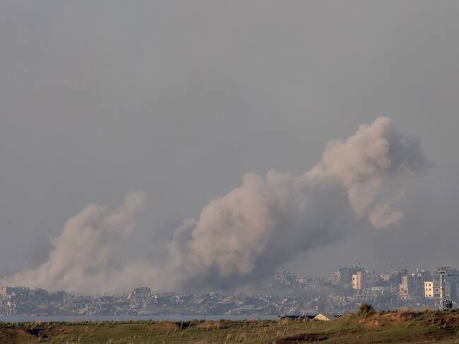 Desconocido (Israel), 14/12/2023.- El humo se eleva desde los edificios de Gaza mientras continúa la operación del ejército israelí en la Franja, visto desde un lugar no revelado cerca de la frontera de Gaza, este jueves. Al menos 18.000 palestinos y 1.200 israelíes han muerto, según el Ministerio de Salud palestino y las Fuerzas de Defensa de Israel (FDI).-EFE/ATEF SAFADI