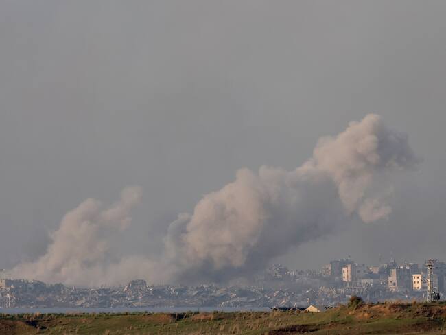 Desconocido (Israel), 14/12/2023.- El humo se eleva desde los edificios de Gaza mientras continúa la operación del ejército israelí en la Franja, visto desde un lugar no revelado cerca de la frontera de Gaza, este jueves. Al menos 18.000 palestinos y 1.200 israelíes han muerto, según el Ministerio de Salud palestino y las Fuerzas de Defensa de Israel (FDI).-EFE/ATEF SAFADI