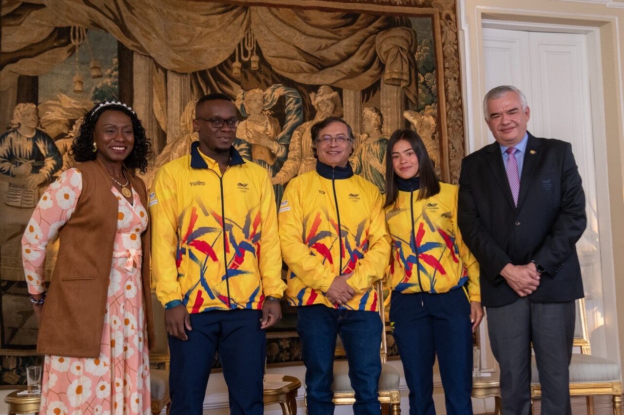 Gustavo Petro junto a deportistas colombianos. Foto: Presidencia de la República