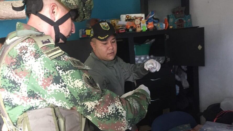 Durante la labor, las autoridades hallaron en el inmueble 41 artefactos explosivos por impacto o ‘papas bomba’. Foto: Policía