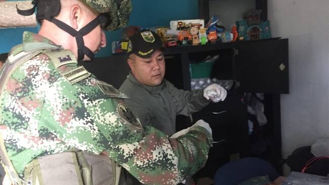 Durante la labor, las autoridades hallaron en el inmueble 41 artefactos explosivos por impacto o ‘papas bomba’. Foto: Policía