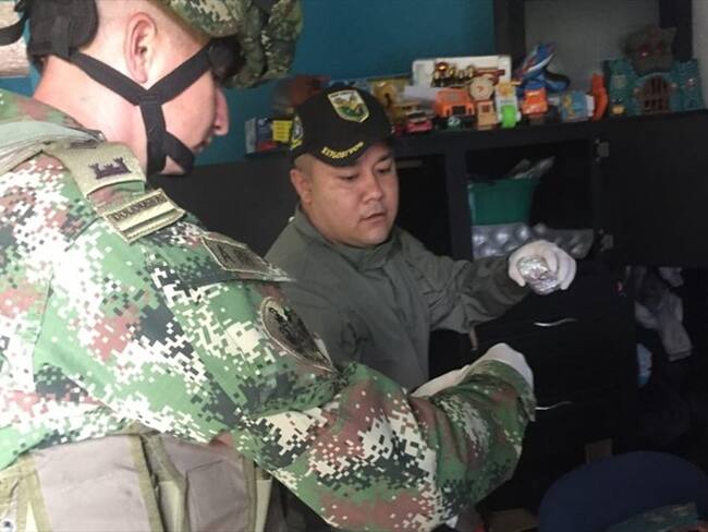 Durante la labor, las autoridades hallaron en el inmueble 41 artefactos explosivos por impacto o ‘papas bomba’. Foto: Policía