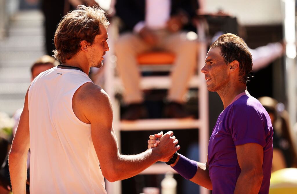 Alexander Zverev de Alemania y Rafael Nadal de España. (Photo by Clive Brunskill/Getty Images)