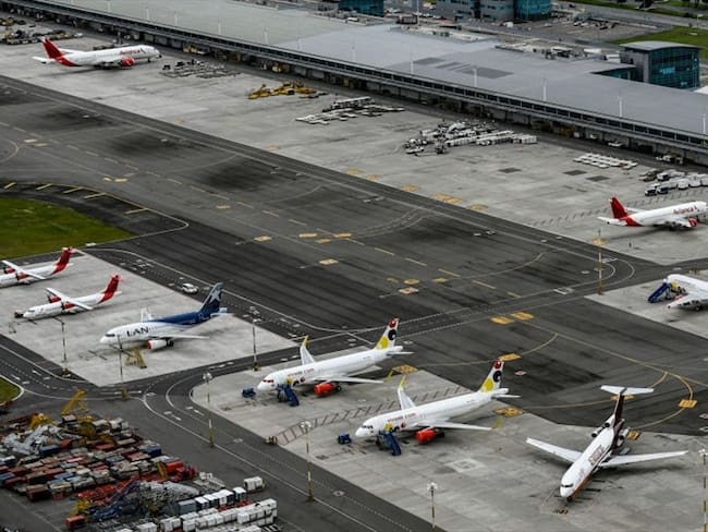 El Aeropuerto Internacional El Dorado pasa de 47 a 65 operaciones por hora, lo que representa 28 aterrizajes y 37 despegues. Foto: Colprensa / JUAN BARRETO