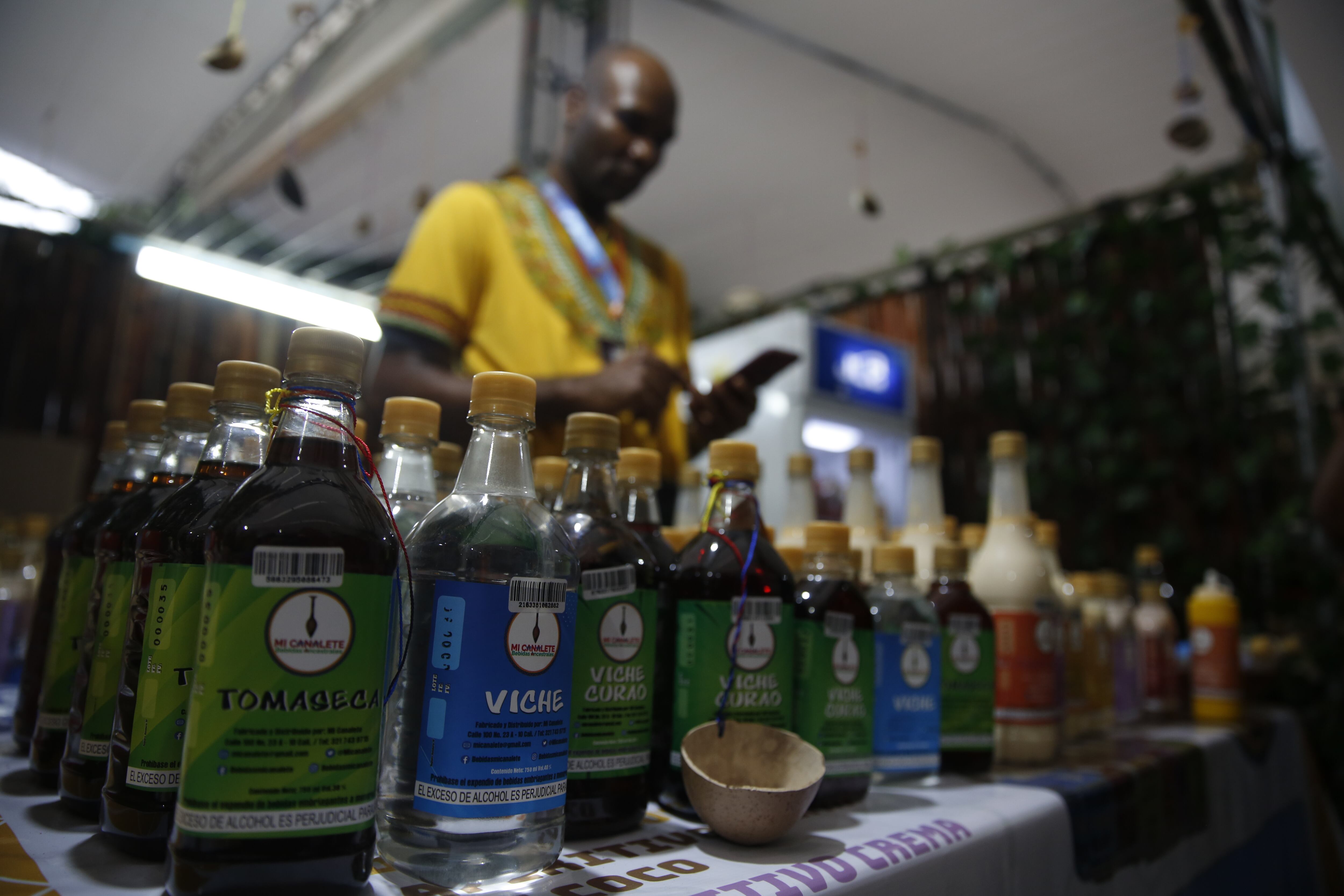 Fotografía de varias botellas de viche, una bebida ancestral del pacífico colombiano. Cuando alguien se toma una copa de viche, bebida artesanal del Pacífico colombiano producto del destilado de la caña de azúcar, puede sentir que por su garganta baja un licor fuerte, no solo por sus más de 30 grados de alcohol, sino también por su historia. EFE/ Ernesto Guzmán