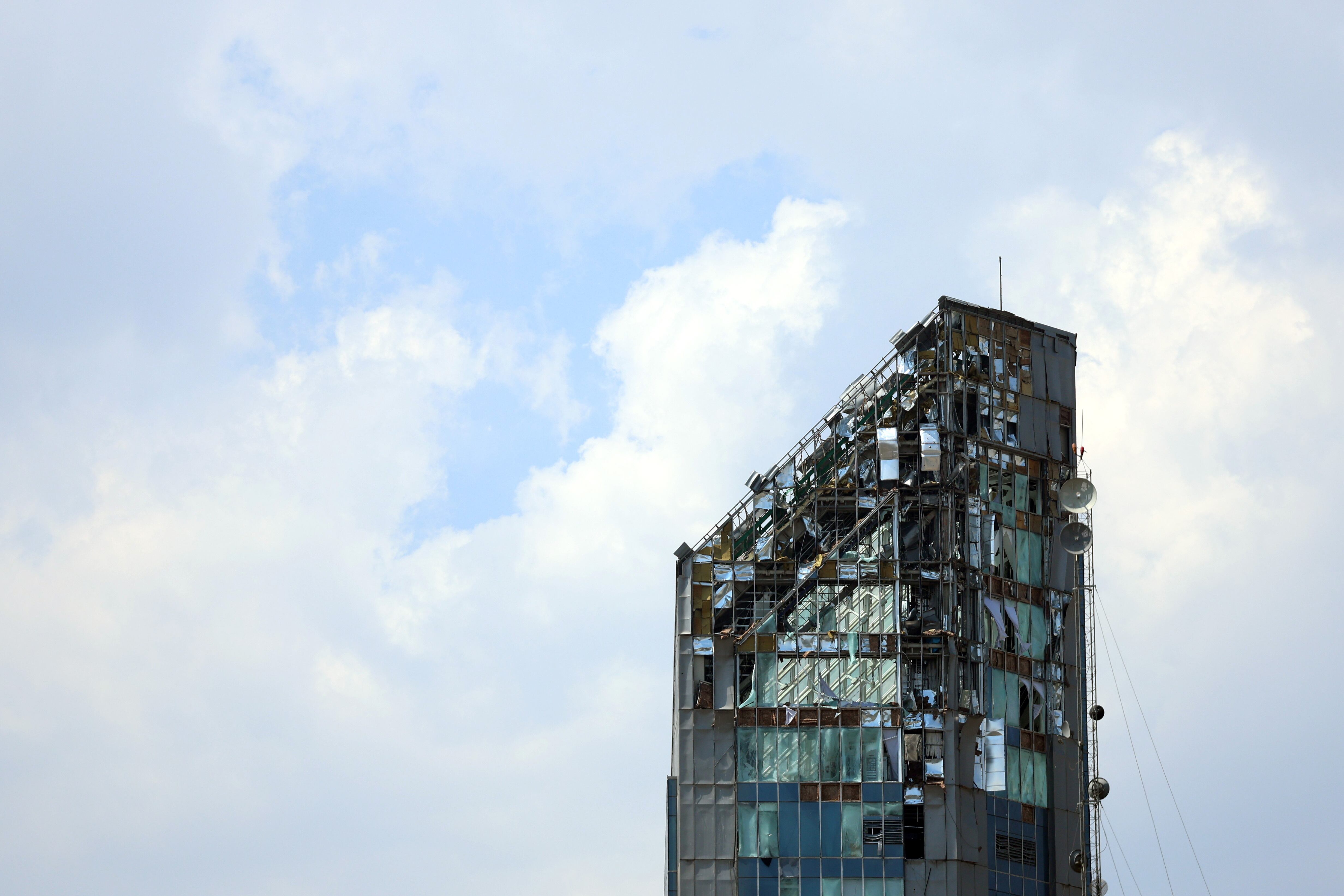 Edificio afectado por misiles de Israel. Foto: EFE/ Abedin Taherkenareh.