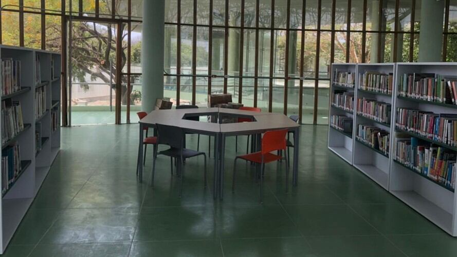 Imágenes de la obra dotada por libros, computadores y otros  mobiliarios. Foto: Cortesía