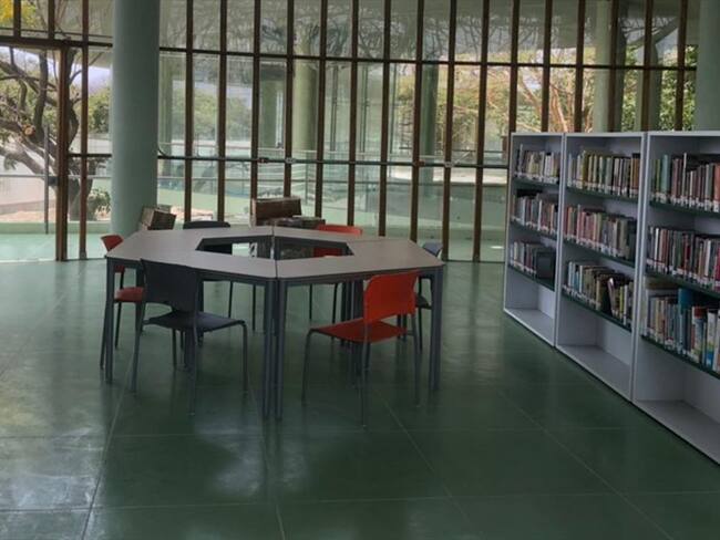 Imágenes de la obra dotada por libros, computadores y otros mobiliarios. Foto: Cortesía