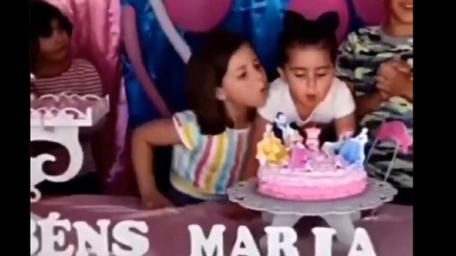 Momento en que le apagan la vela a la cumpleañera. Foto: tomada del video.