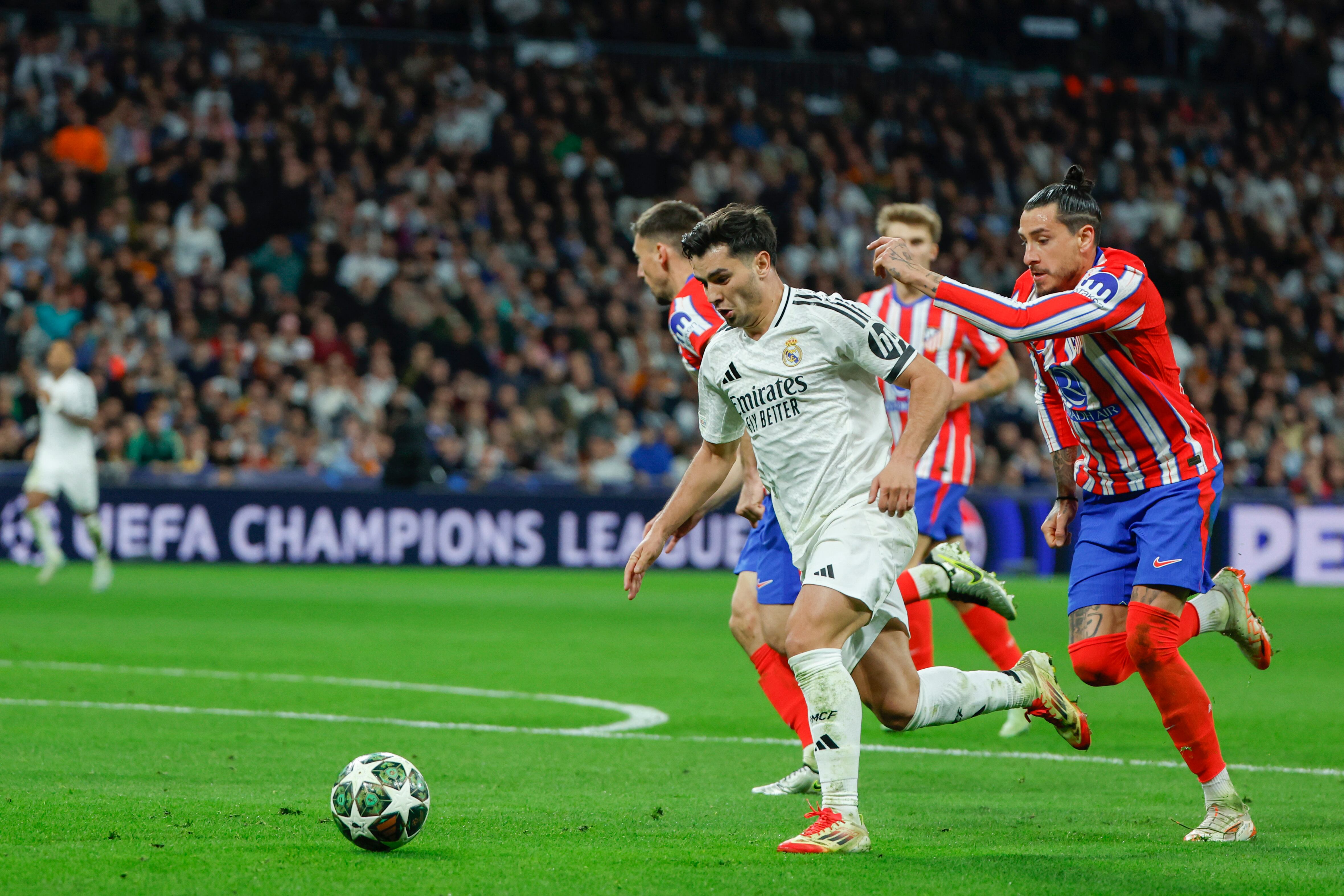 Brahim Díaz del Real Madrid anotó el gol de la ventaja ante el Atlético de Madrid en el partido de ida de los octavos de final de la Champions League. FOTO: EFE/Juanjo Martín.