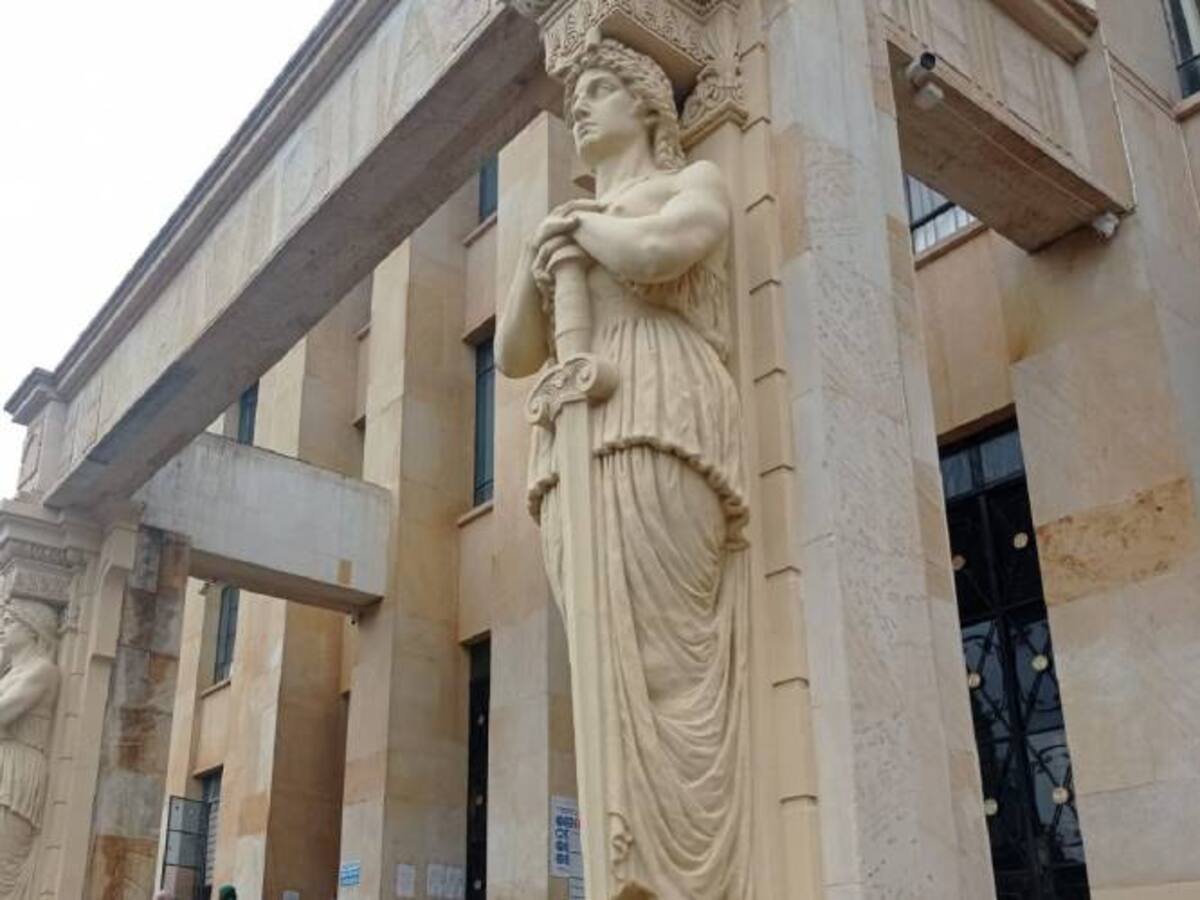 Pintaron las Cariátides de Justicia en Bucaramanga