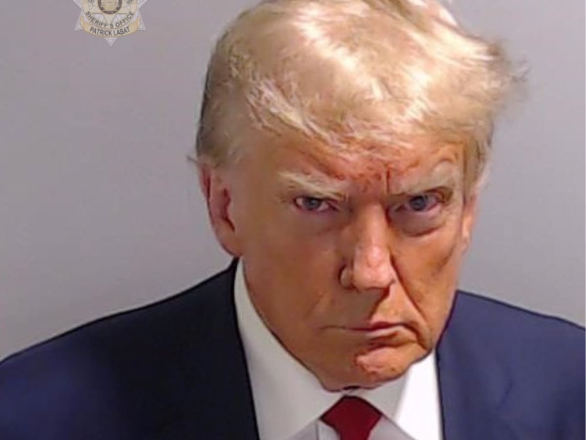 Donald Trump regresó a Twitter con su foto bajo arresto: “¡Nunca rendirse!”