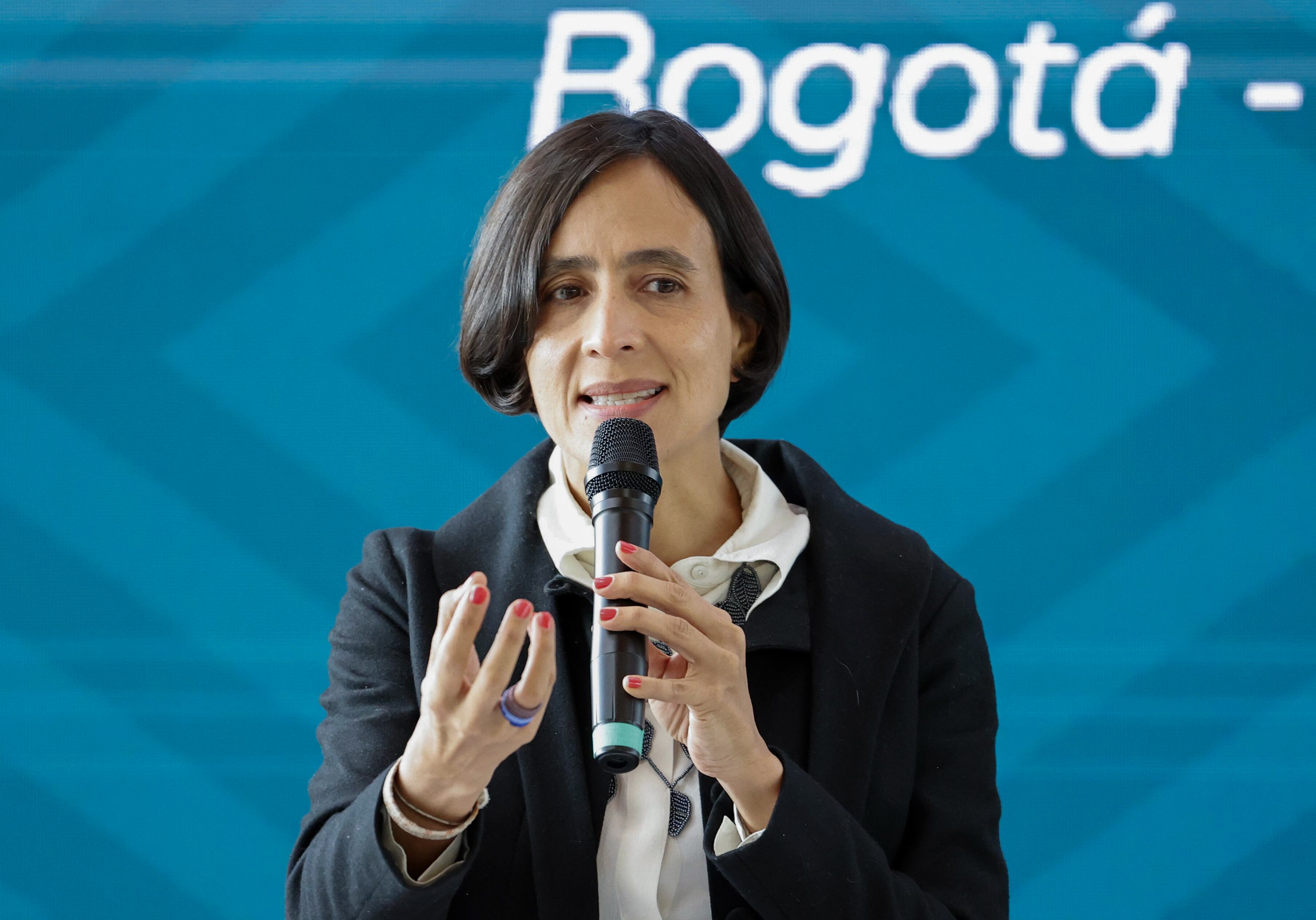 AME3502. BOGOTÁ (COLOMBIA), 26/08/2024.- La ministra colombiana de Ambiente y Desarrollo Sostenible, Susana Muhamad, habla en el Jardín Botánico este lunes, en Bogotá (Colombia). Pueblos indígenas de todo el mundo se dan cita esta semana en Bogotá en una cumbre que arrancó este lunes y que tiene como objetivo definir las posturas que presentarán en la próxima COP16, donde pondrán sobre la mesa la necesidad de reconocer sus saberes ancestrales en el proceso de protección de la biodiversidad y mitigación de la crisis climática. EFE/Mauricio Dueñas Castañeda