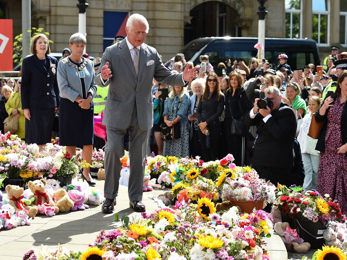 Carlos III visita Southport y se reúne con los supervivientes del acuchillamiento múltiple