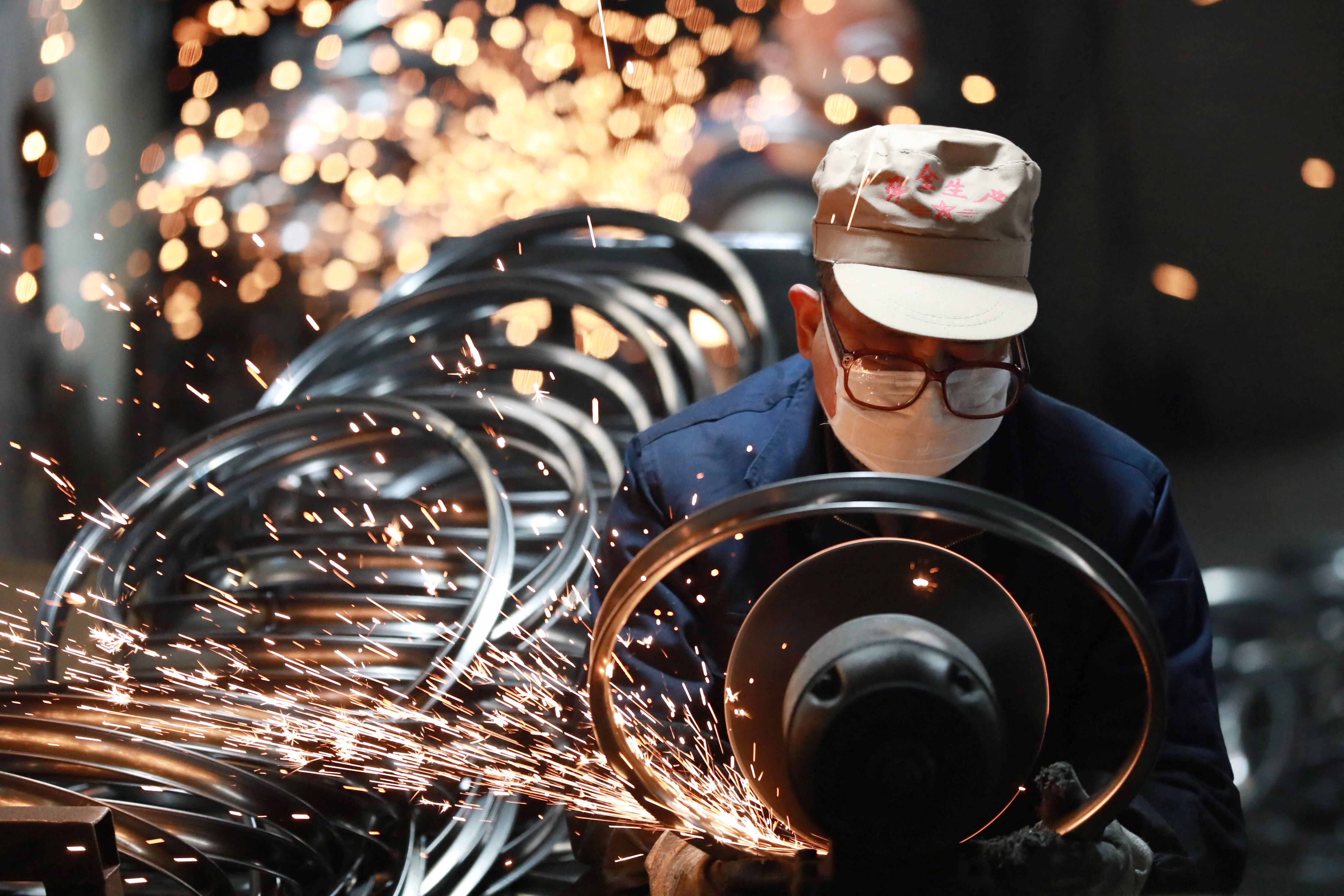 Trabajador chino con acero. FOTO:/AFP via Getty Images