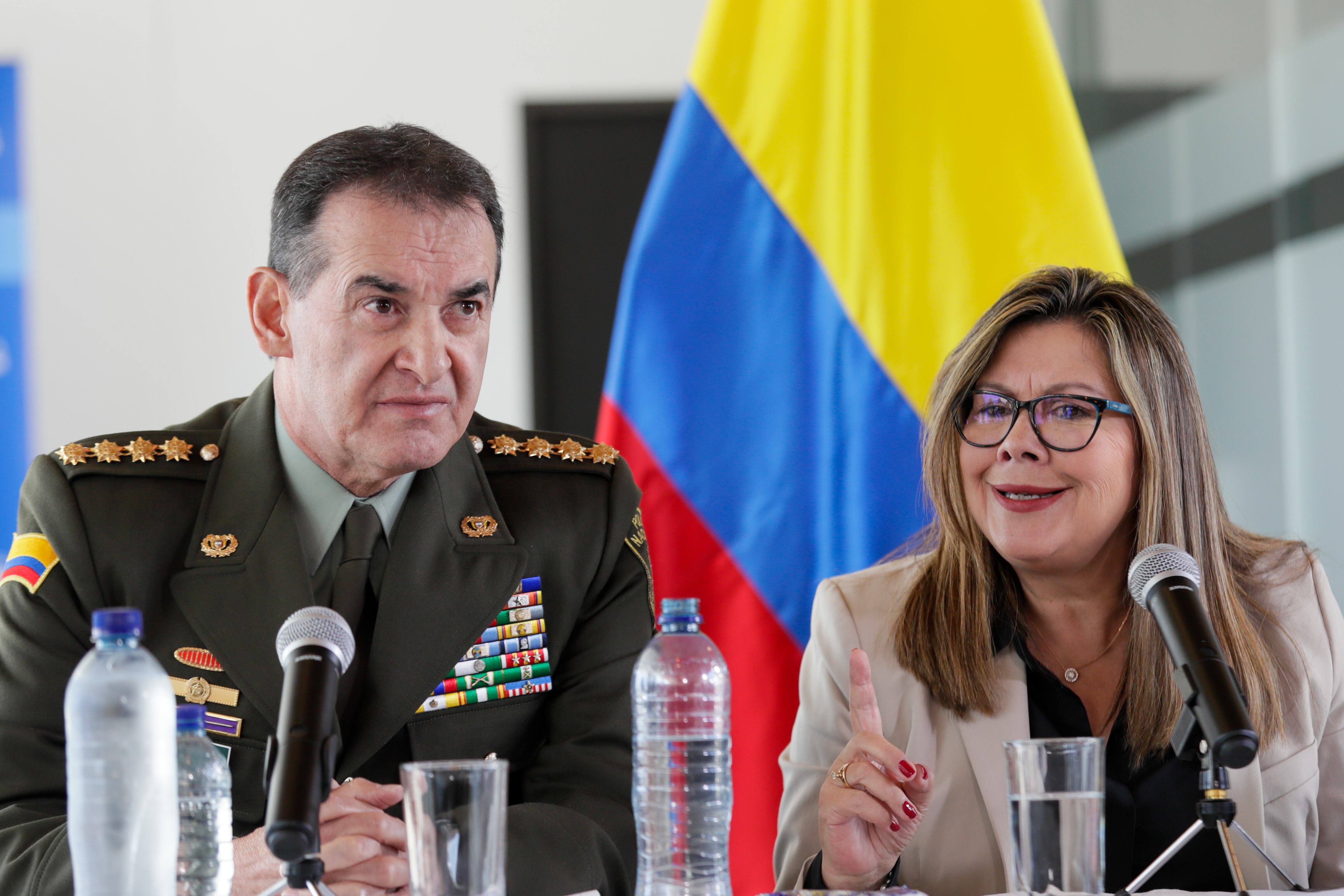 BOGOTÁ (COLOMBIA), 23/01/2025.- La Fiscal general de Colombia, Luz Adriana Camargo (d), habla junto al director de la Policía de Colombia, general William Salamanca, durante una rueda de prensa.