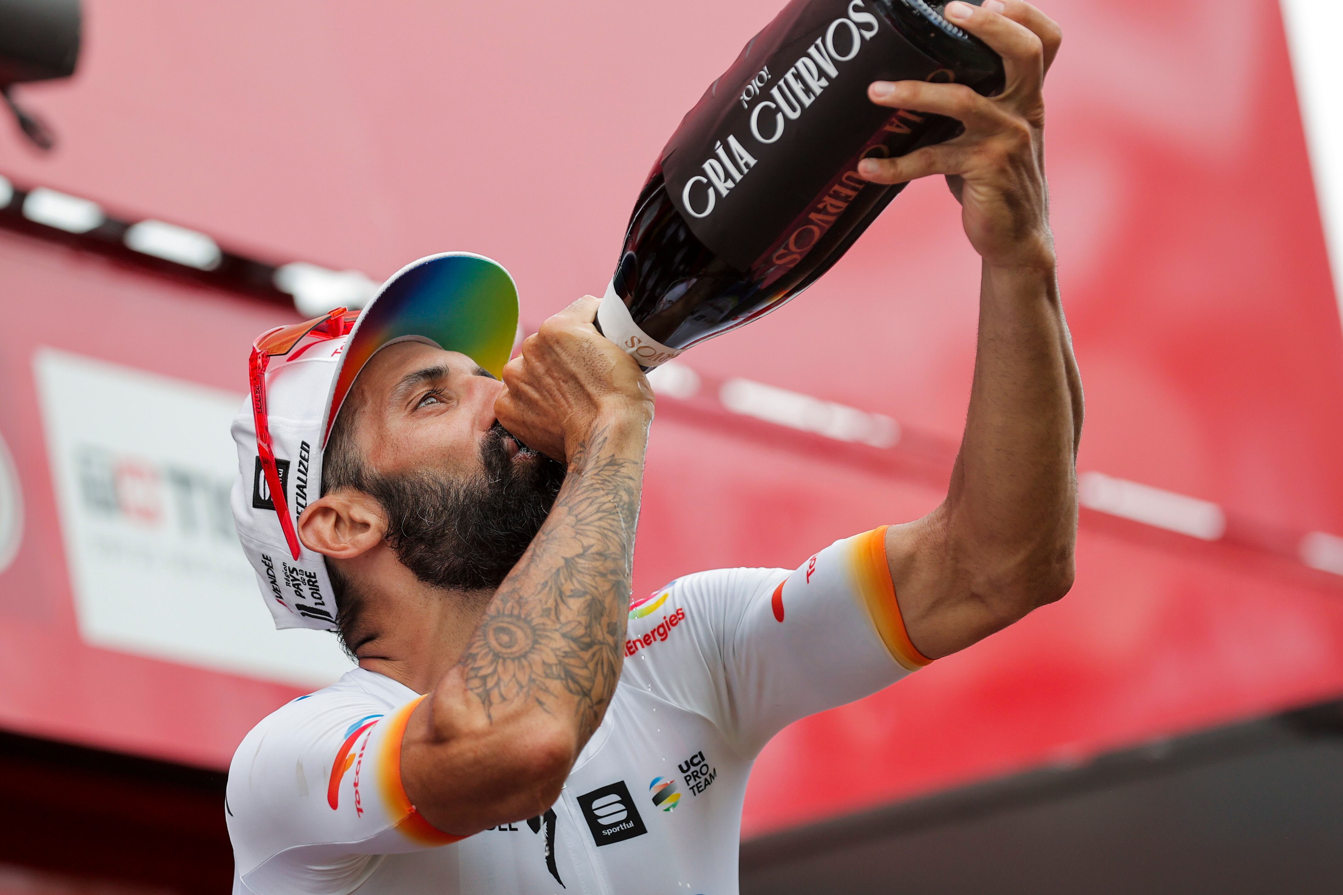 EL ciclista francés Geoffrey Soupe del equipo TotalEnergies celebra en el podio tras ganar la séptima etapa de la Vuelta a España, este viernes. La séptima etapa de la Vuelta Ciclista a España lleva al pelotón entre las localidades valencianas de Utiel y Oliva, un recorrido de 201 km de recorrido llano. EFE/ Manuel Bruque