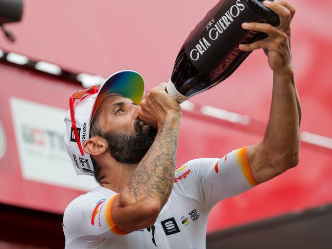 EL ciclista francés Geoffrey Soupe del equipo TotalEnergies celebra en el podio tras ganar la séptima etapa de la Vuelta a España, este viernes. La séptima etapa de la Vuelta Ciclista a España lleva al pelotón entre las localidades valencianas de Utiel y Oliva, un recorrido de 201 km de recorrido llano. EFE/ Manuel Bruque