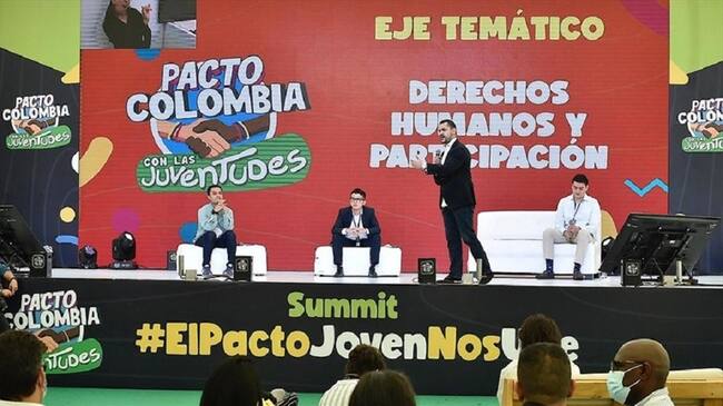 El presidente Iván Duque firmó el Pacto Colombia con las Juventudes después de haber mantenido un diálogo con líderes juveniles. Foto: Colprensa / MINISTERIO DEL INTERIOR