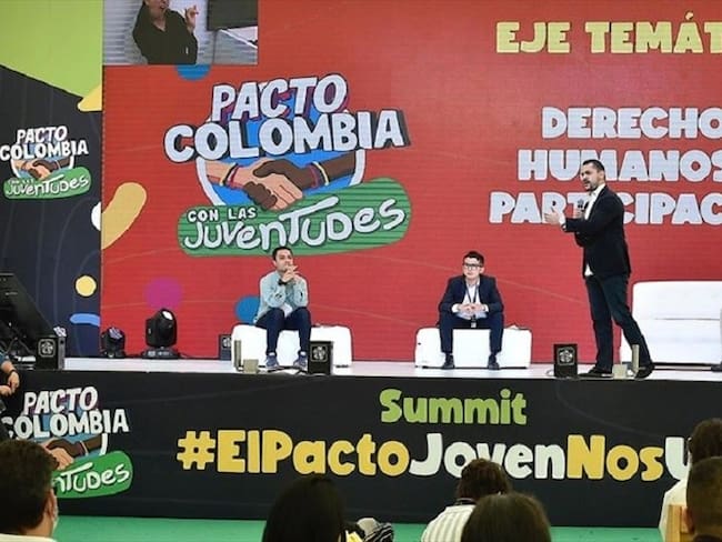 El presidente Iván Duque firmó el Pacto Colombia con las Juventudes después de haber mantenido un diálogo con líderes juveniles. Foto: Colprensa / MINISTERIO DEL INTERIOR