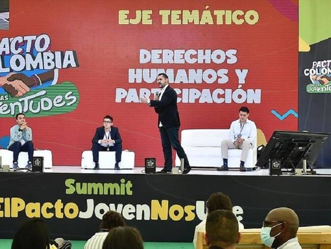 El presidente Iván Duque firmó el Pacto Colombia con las Juventudes después de haber mantenido un diálogo con líderes juveniles. Foto: Colprensa / MINISTERIO DEL INTERIOR