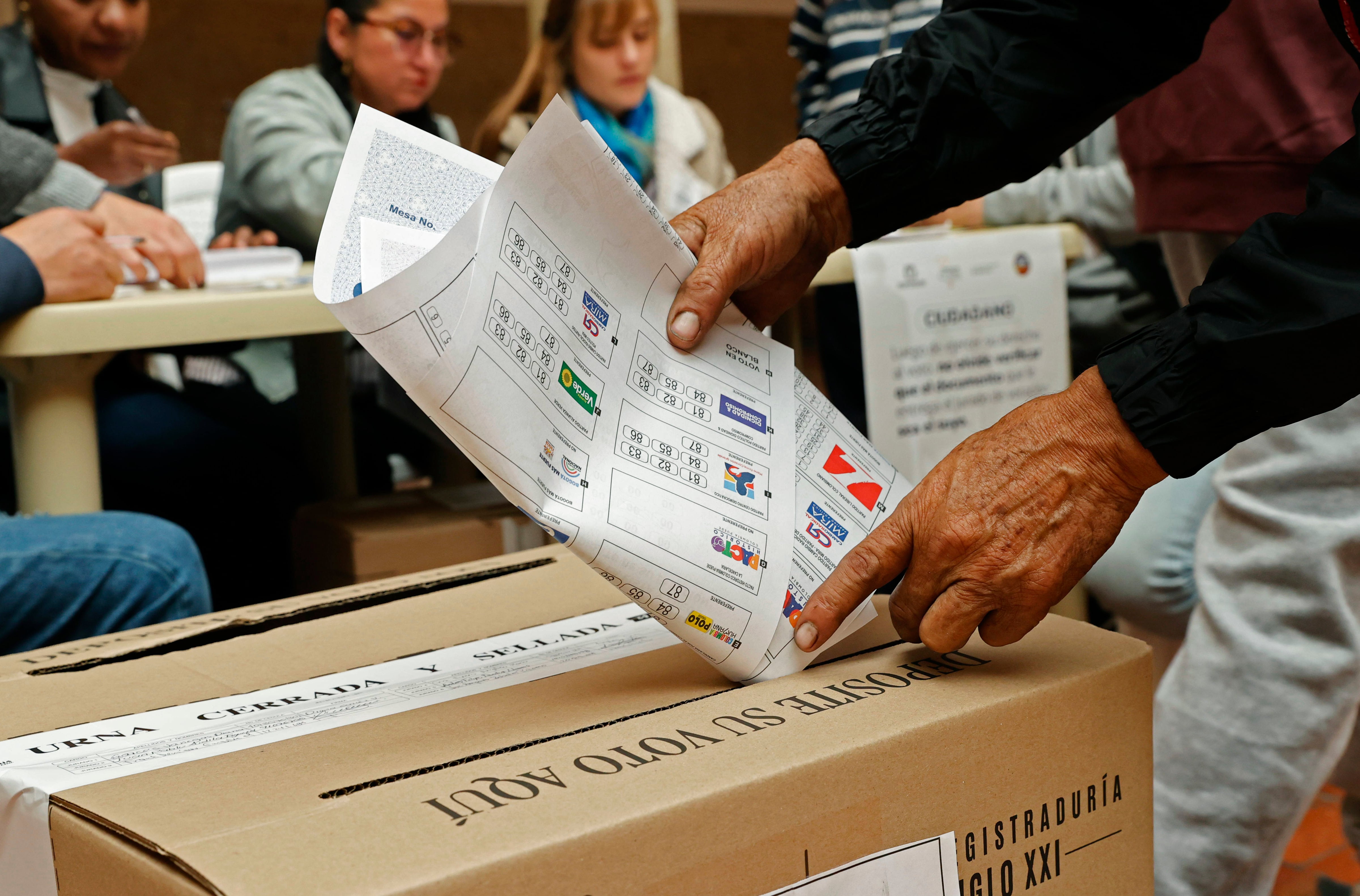 Ciudadanos votan en las elecciones regionales y locales hoy, en un colegio electoral de Bogotá (Colombia). EFE/ Mauricio Dueñas Castañeda