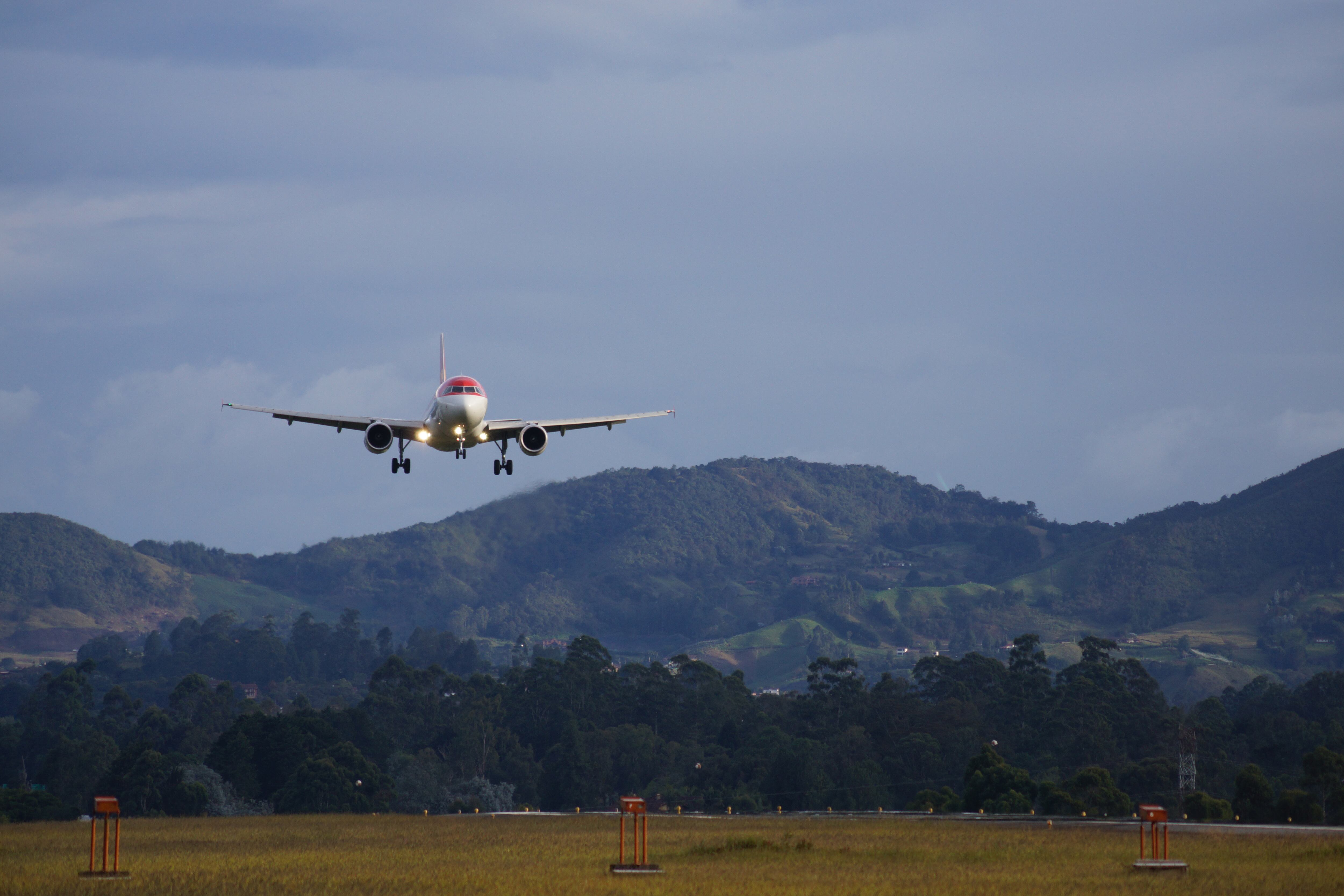 Imagen de referencia de avión en Colombia. Foto: Getty Images.