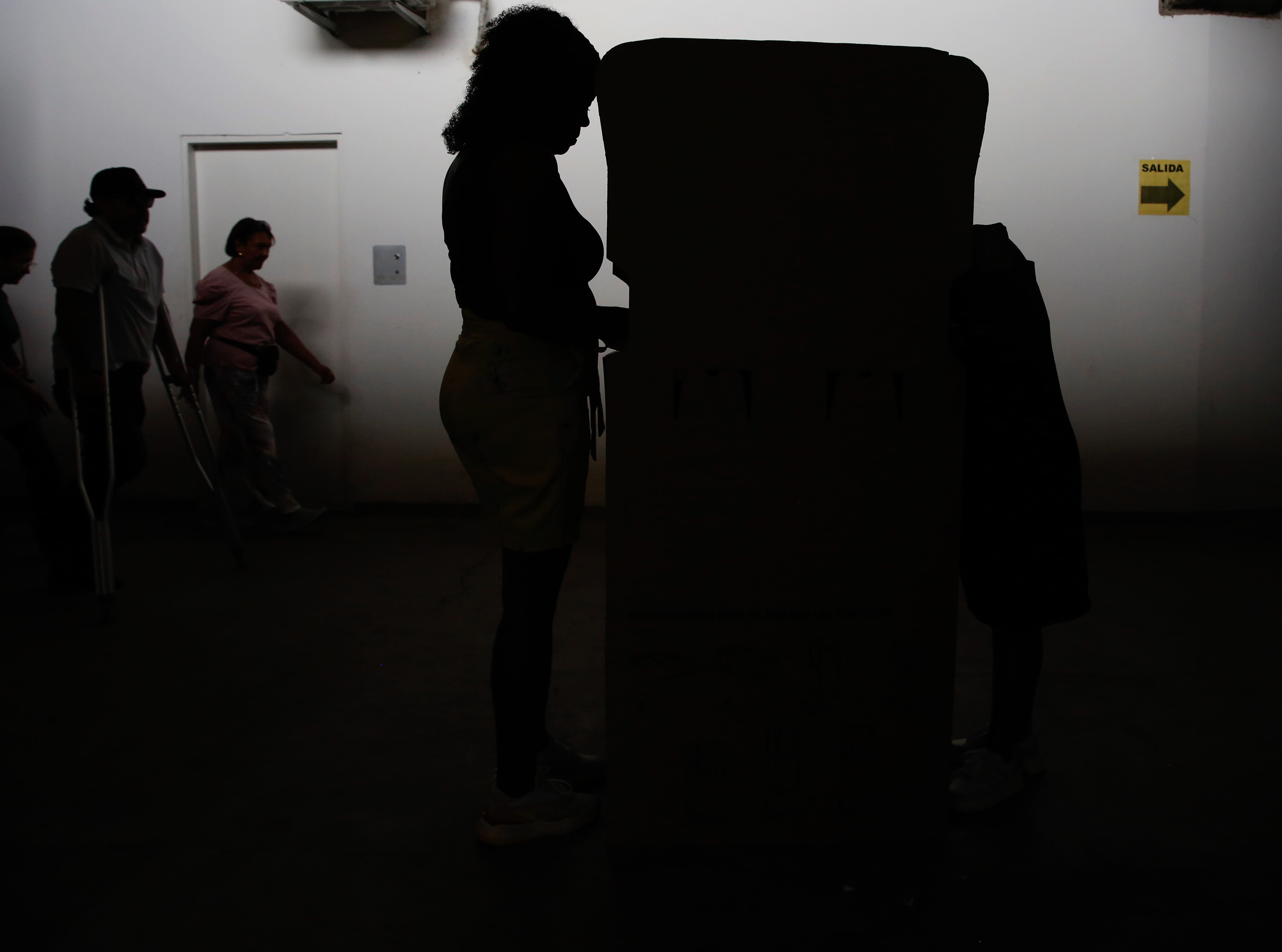 Ciudadanos votando en las elecciones regionales y locales. EFE/ Ernesto Guzmán