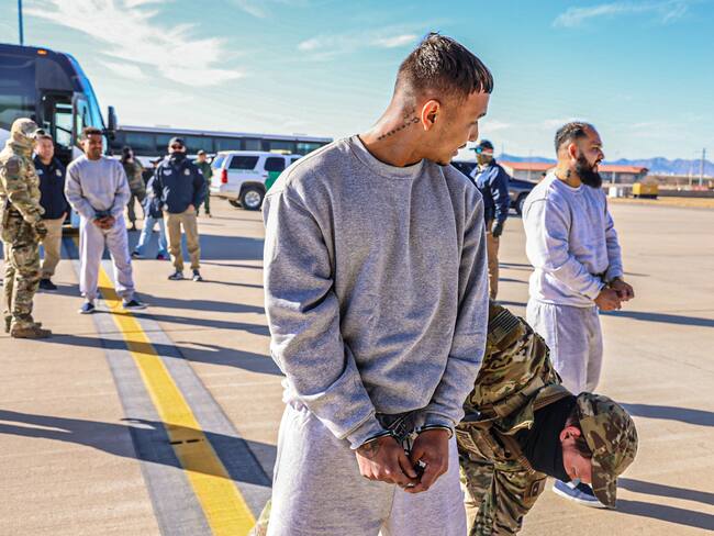 Migrantes esposados en la Base Militar de Guantánamo (Cuba). FOTO: EFE/ Cuenta de X de Kristi Noem.