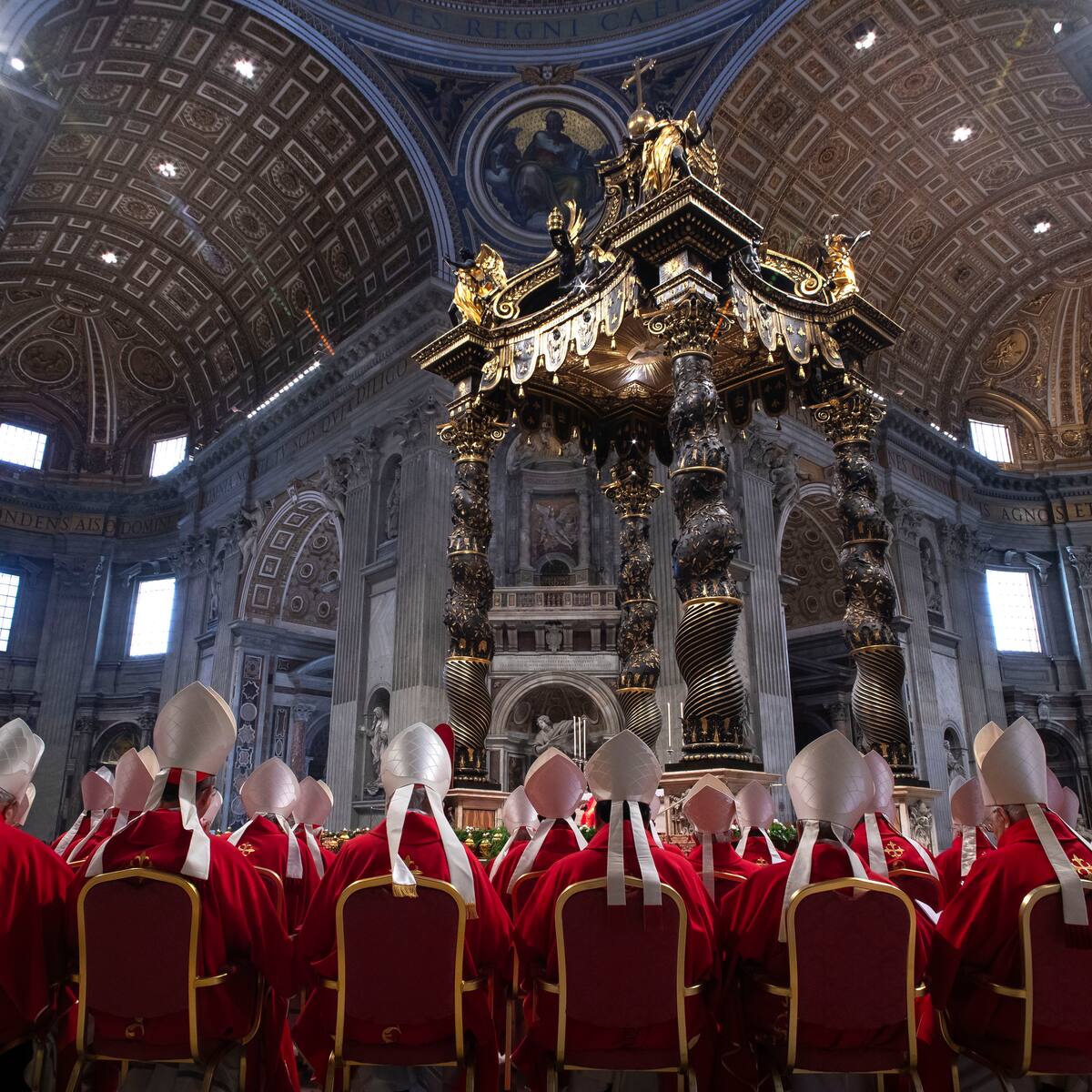 Cardenales regresan a la Capilla Sixtina para el segundo día del cónclave