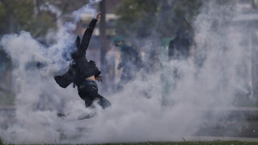 Un policía herido tras explosión de una papa bomba en medio de manifestaciones. Foto: Colprensa