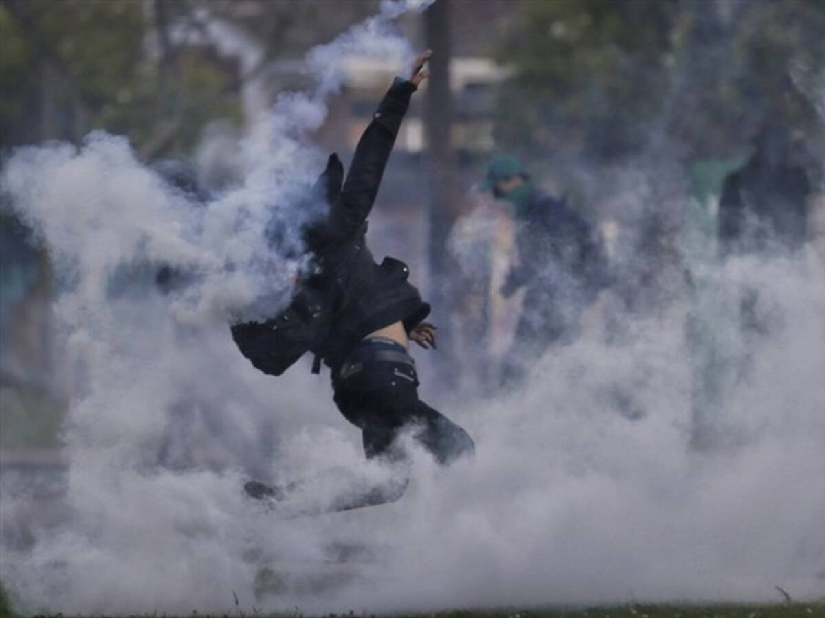 Un policía herido tras explosión de una papa bomba en medio de manifestaciones
