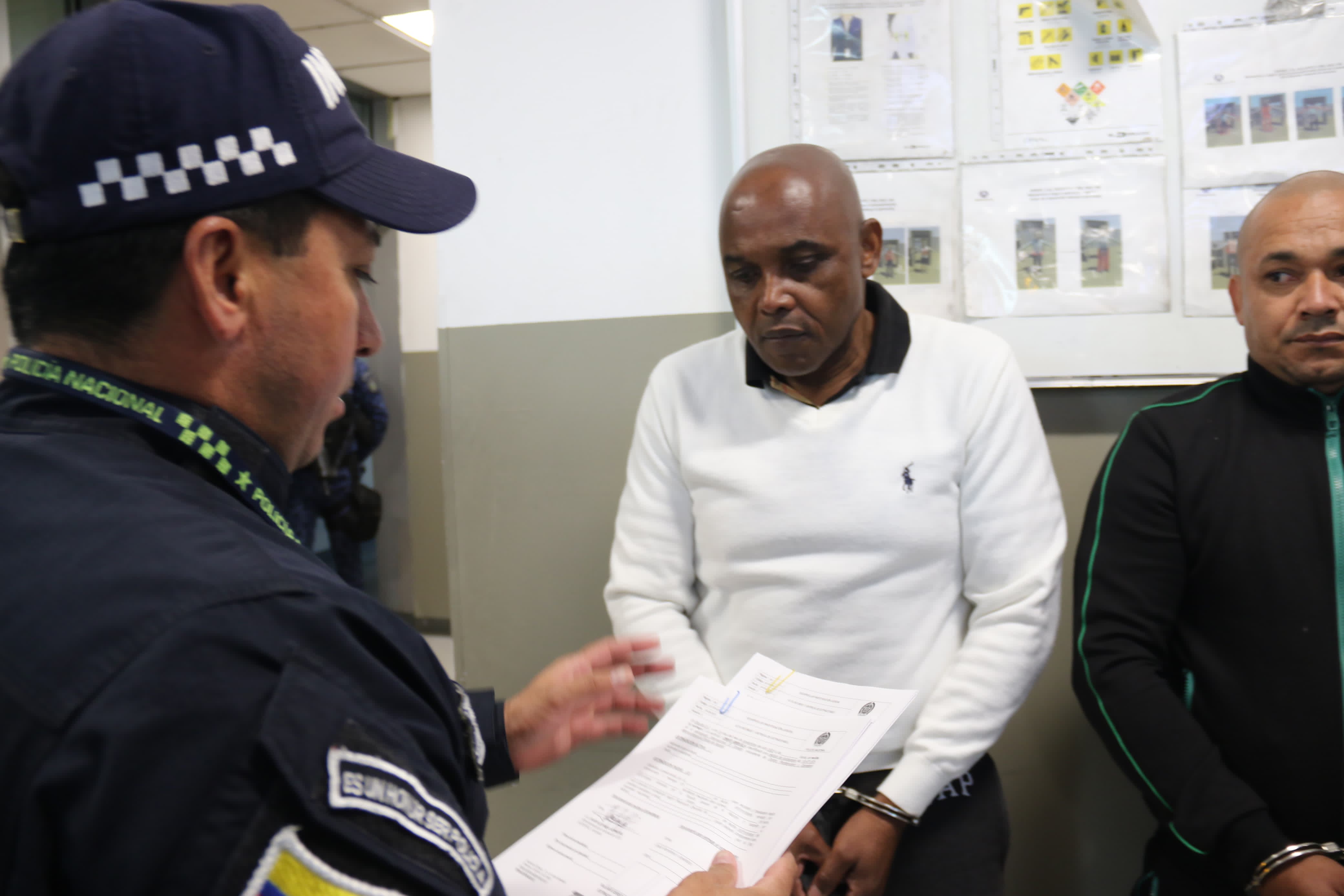 Omar Ambuila, exfuncionario de la DIAN, extraditado hacia EE.UU. Foto: Policía