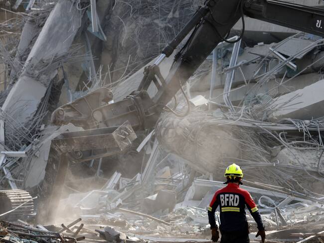 BANGKOK (Thailand), 29/03/2025.- A rescue worker conducts a search operation for survivors at the site of a collapsed building following an earthquake in Bangkok, Thailand, 29 March 2025. According to Suriyachai Rawiwan, Director of the Department of Disaster Prevention and Mitigation, at least seven fatalities have been confirmed, nine injured were taken to the hospital and at least 85 workers are still missing following a 7.7-magnitude earthquake that struck Myanmar and caused tremors in neighboring Thailand. (Terremoto/sismo, Birmania, Tailandia) EFE/EPA/RUNGROJ YONGRIT