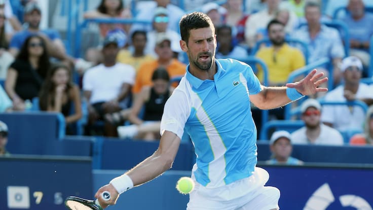 Mason (United States), 20/08/2023.- Novak Djokovic of Serbia returns volley against Carlos Alcaraz of Spain during the final round of the Western and Southern Open at the Lindner Family Tennis Center in Mason, Ohio, USA, 20 August 2023. (Tenis, España) EFE/EPA/MARK LYONS