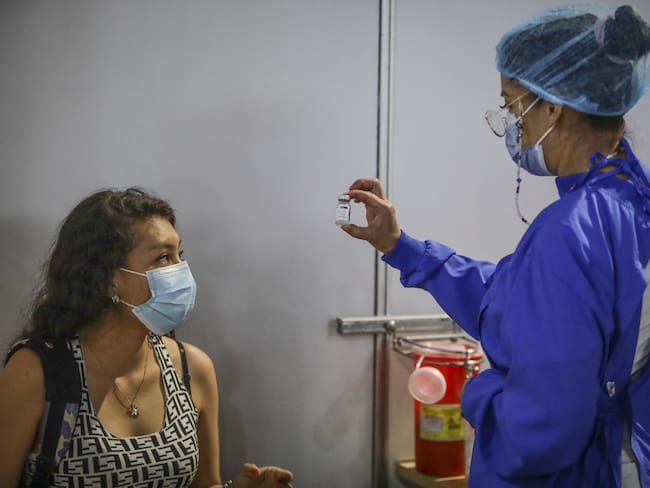 BOGOTA, COLOMBIA - JANUARY 12: A Woman receives a dose of the coronavirus disease COVID-19 vaccine at a vaccination center in Bogota, Colombia on January 12, 2022. (Photo by Juancho Torres/Anadolu Agency via Getty Images)