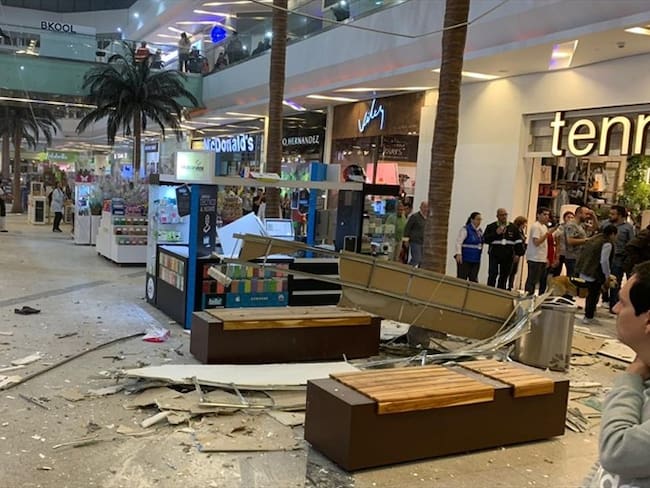 Emergencia en el Centro Comercial Unicentro por caída de techo