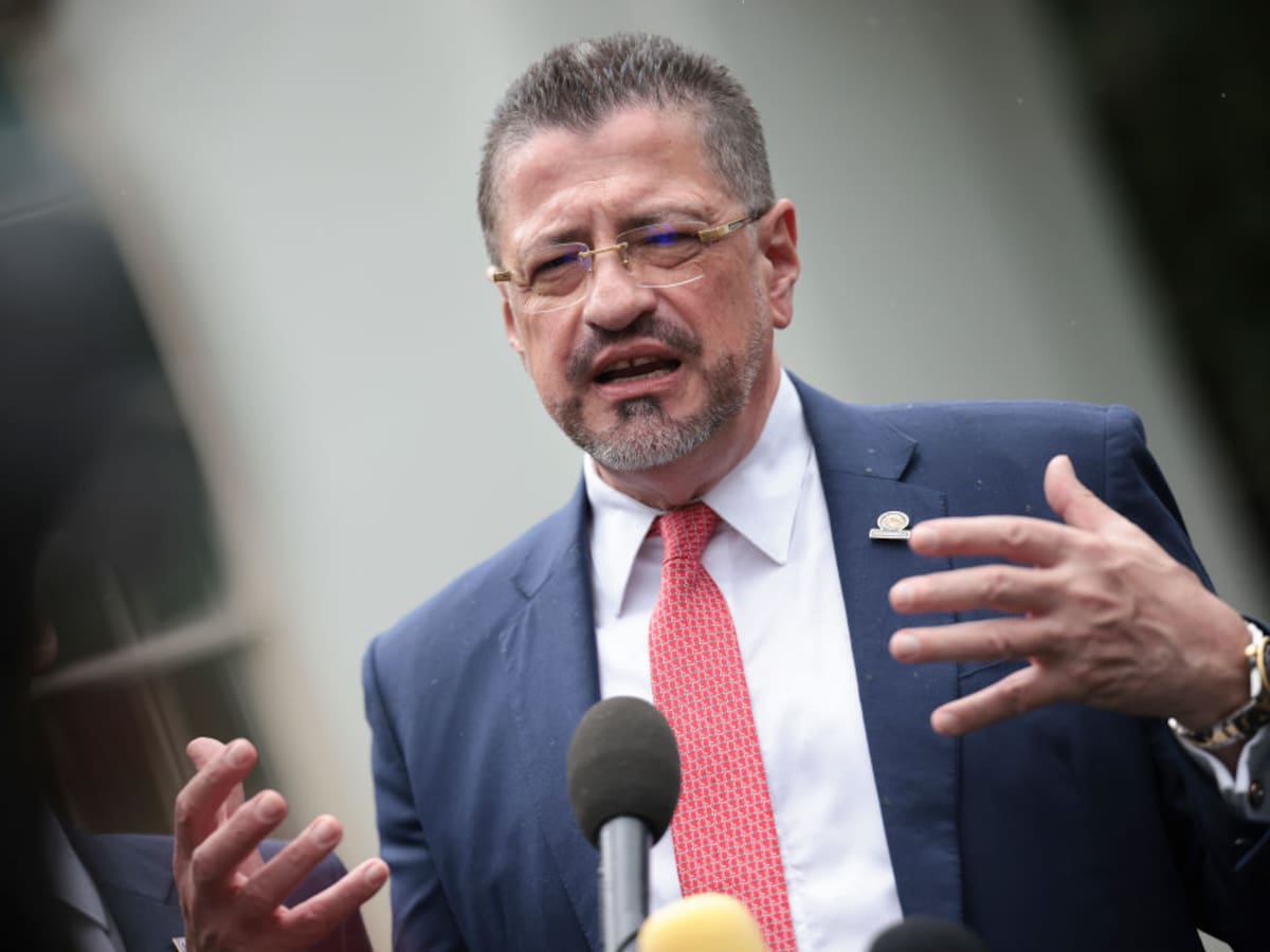 Presidente de Costa Rica llega a Panamá para analizar la crisis migratoria