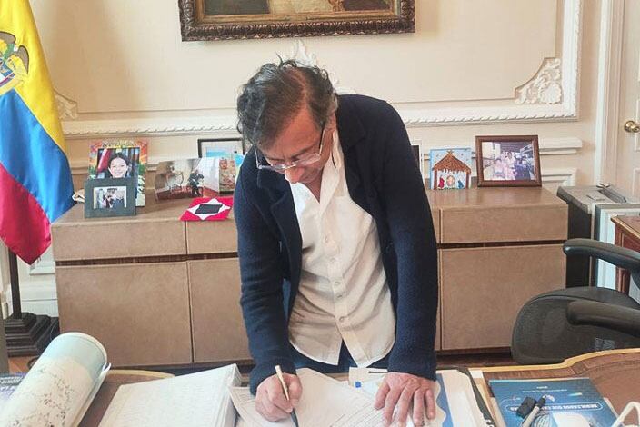 Gustavo Petro firmando el decreto para convocar a una consulta popular sobre su reforma laboral. Foto: Presidencia de la República.