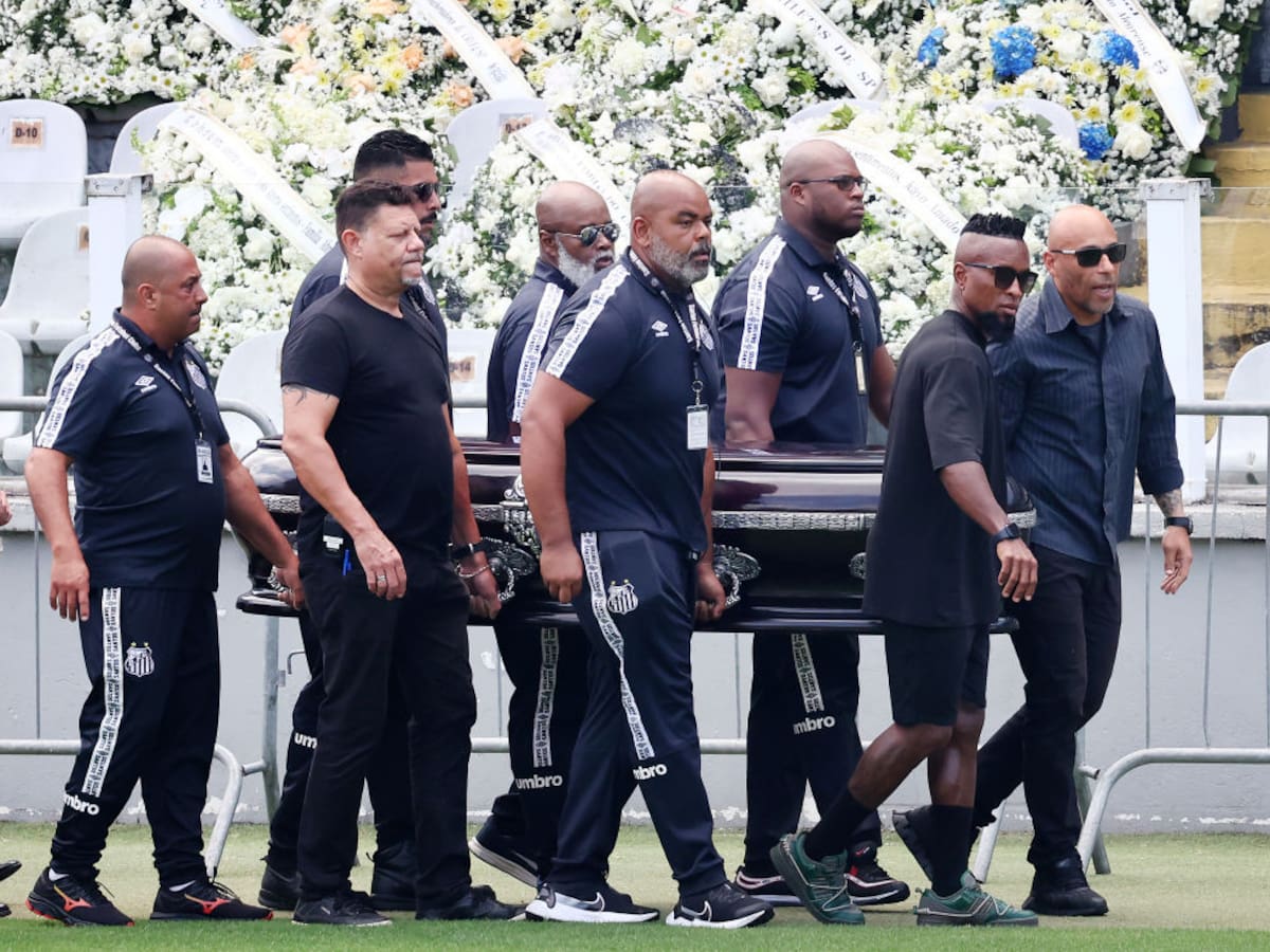 Estrellas del fútbol brasilero despiden a Pelé