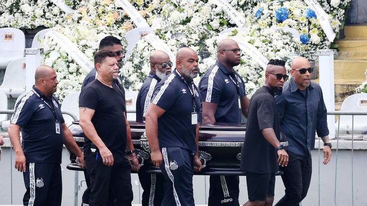 Estrellas del fútbol brasilero despiden a Pelé