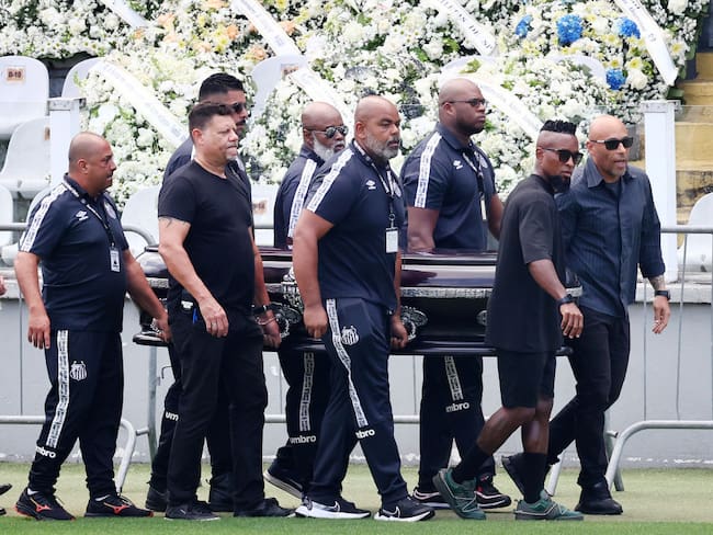 Estrellas del fútbol brasilero despiden a Pelé