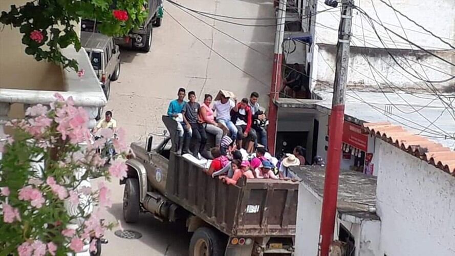 La administración municipal brindó el apoyo en transporte y realizó entrega humanitaria a las víctimas. Foto: Alcaldía de Hacarí