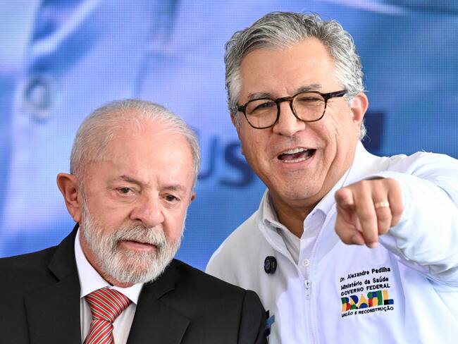 El presidente de Brasil, Luiz Inácio Lula da Silva, y su ministro de Salud, Alexandre Padilha. FOTO: EVARISTO SA/AFP via Getty Images