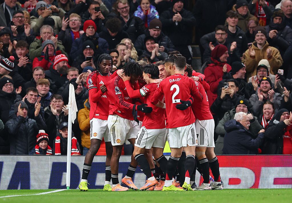 El Manchester United celebra el gol de Patrick Dorgu ante el Newcastle. FOTO: Molly Darlington/Copa/Getty Images