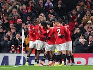 El Manchester United celebra el gol de Patrick Dorgu ante el Newcastle. FOTO: Molly Darlington/Copa/Getty Images