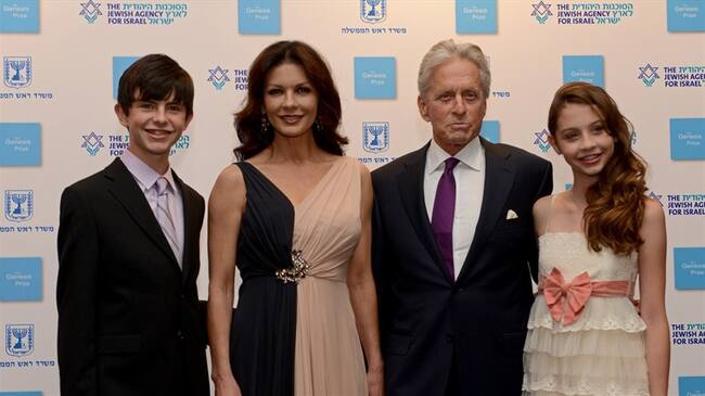 La actriz Catherine Zeta-Jones con su familia. Foto: Getty Images