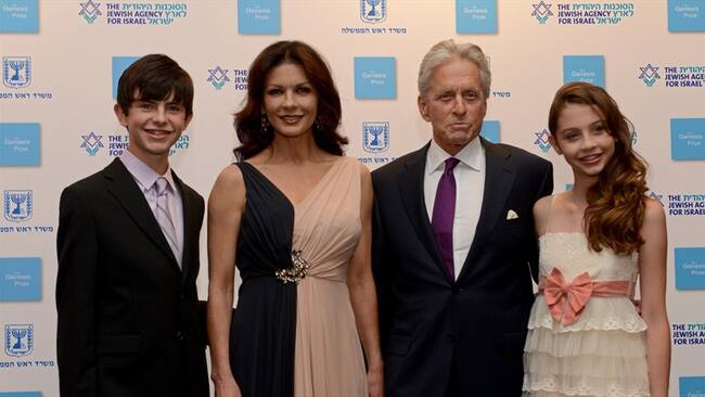 La actriz Catherine Zeta-Jones con su familia. Foto: Getty Images