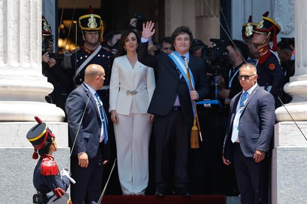 El presidente electo de Argentina, Javier Milei (der.), sale del Congreso Nacional con su fórmula vicepresidencial, Victoria Villarruel. Foto: EFE.